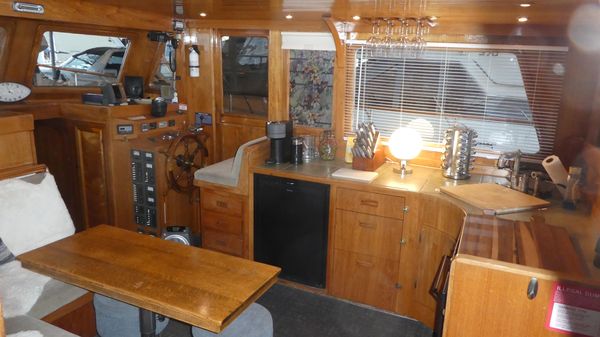 Marine-trader 41-TRI-CABIN image