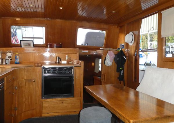 Marine-trader 41-TRI-CABIN image