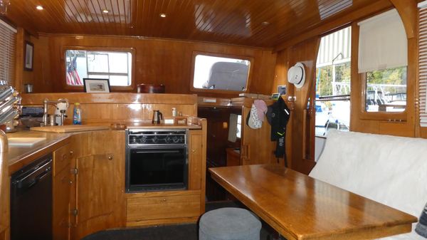 Marine-trader 41-TRI-CABIN image