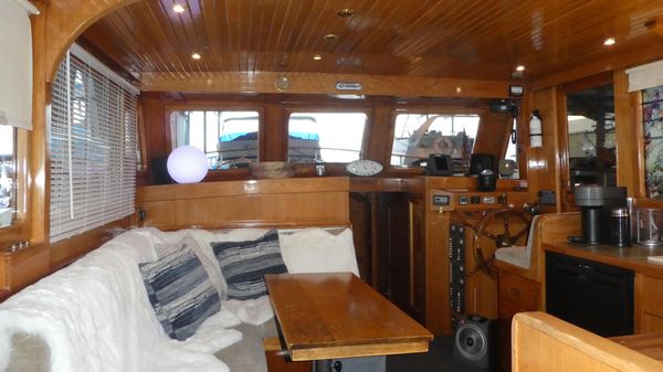 Marine-trader 41-TRI-CABIN image