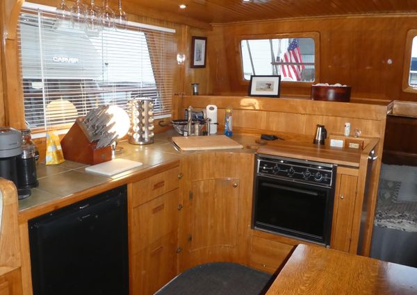 Marine-trader 41-TRI-CABIN image