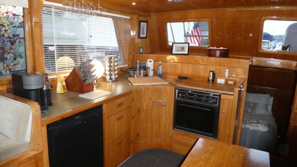 Marine-trader 41-TRI-CABIN image