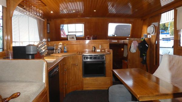 Marine-trader 41-TRI-CABIN image