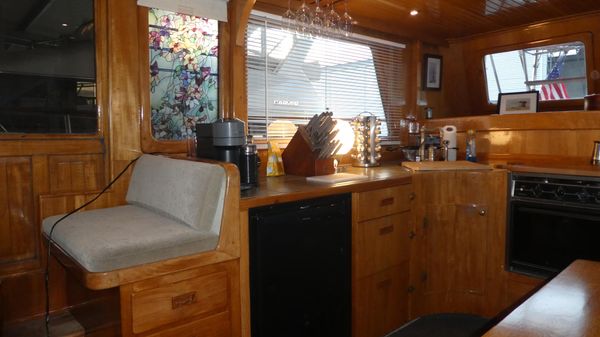 Marine-trader 41-TRI-CABIN image