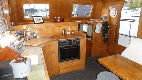 Marine-trader 41-TRI-CABIN image