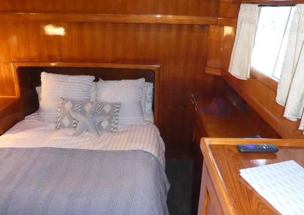 Marine-trader 41-TRI-CABIN image