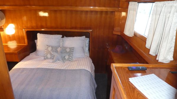 Marine-trader 41-TRI-CABIN image