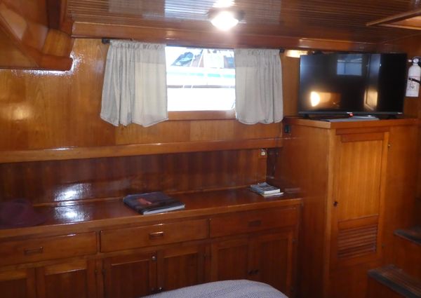 Marine-trader 41-TRI-CABIN image