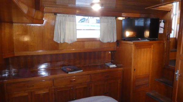 Marine-trader 41-TRI-CABIN image