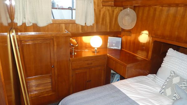 Marine-trader 41-TRI-CABIN image