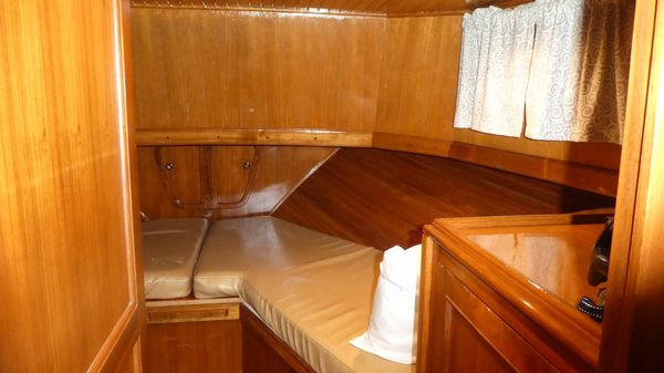 Marine-trader 41-TRI-CABIN image