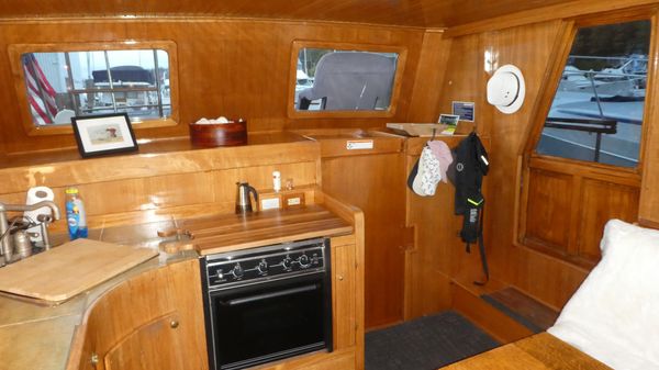 Marine-trader 41-TRI-CABIN image