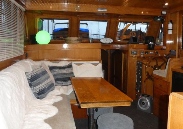 Marine-trader 41-TRI-CABIN image