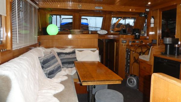 Marine-trader 41-TRI-CABIN image