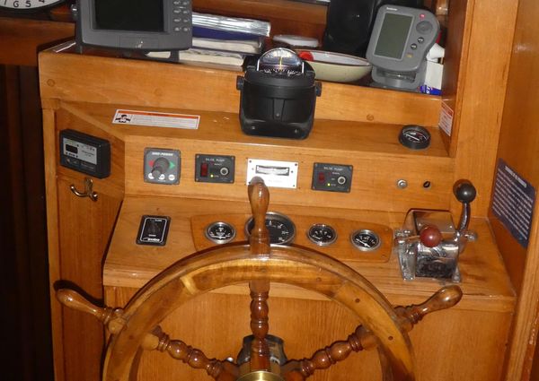 Marine-trader 41-TRI-CABIN image