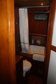 Marine-trader 41-TRI-CABIN image