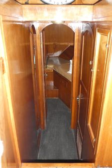 Marine-trader 41-TRI-CABIN image