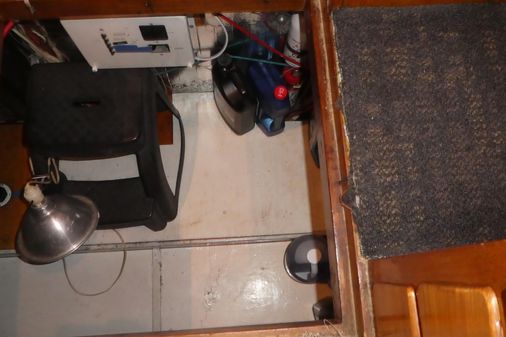 Marine-trader 41-TRI-CABIN image