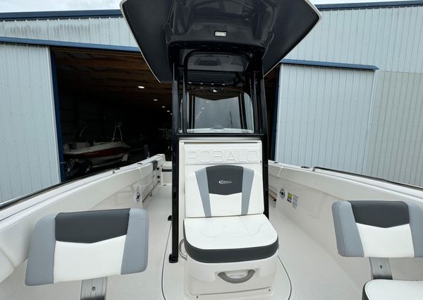 Robalo R230 image