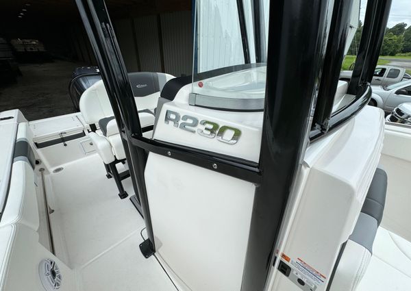 Robalo R230 image