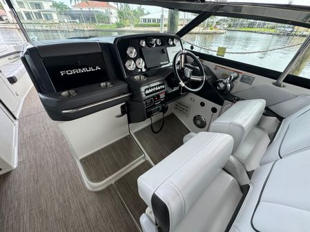 Formula 330 Crossover Bowrider image