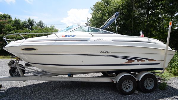 Sea Ray 215 Express Cruiser