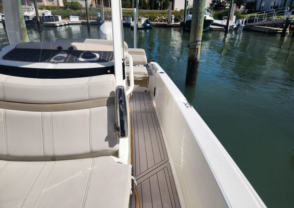 Boston Whaler 250 Dauntless image