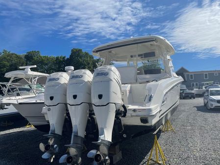 Boston Whaler Realm 350 image