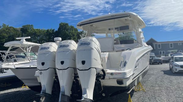 Boston Whaler Realm 350