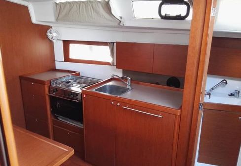 Beneteau 38.1 image