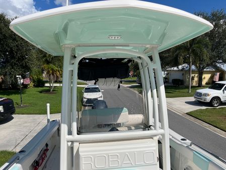 Robalo R222 Center Console image