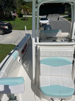 Robalo R222 Center Console image