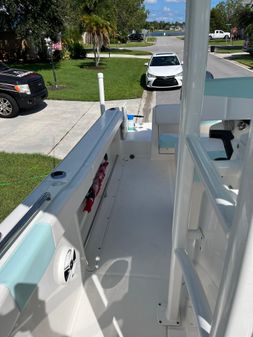 Robalo R222 Center Console image