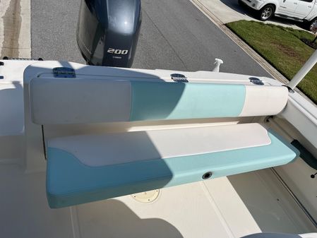 Robalo R222 Center Console image