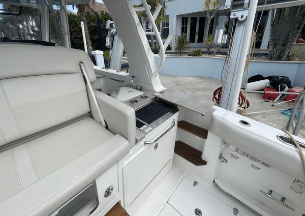 Boston Whaler 350 Realm image