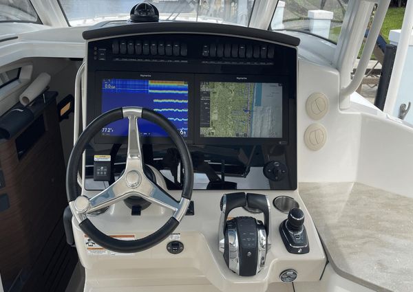 Boston Whaler 350 Realm image