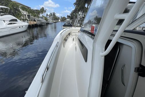 Boston Whaler 350 Realm image