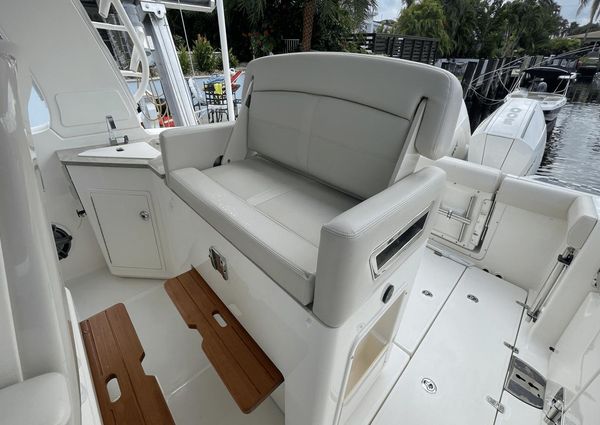 Boston Whaler 350 Realm image