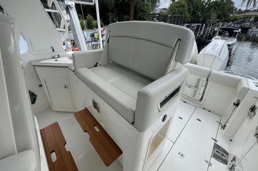 Boston Whaler 350 Realm image