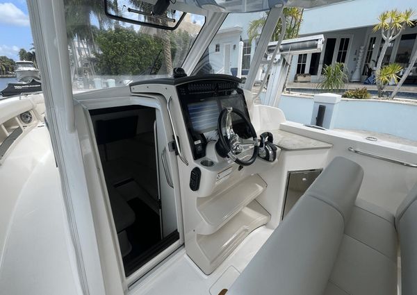 Boston Whaler 350 Realm image