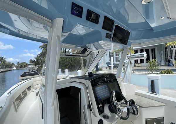 Boston Whaler 350 Realm image