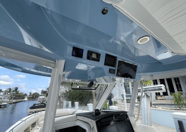 Boston Whaler 350 Realm image