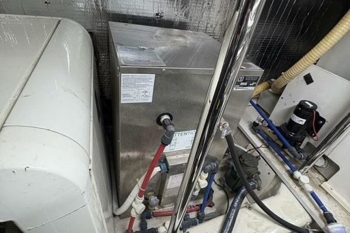 Carver 56 Voyager image