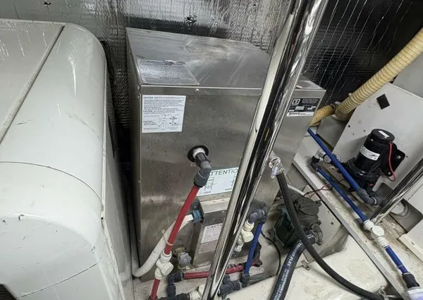 Carver 56 Voyager image