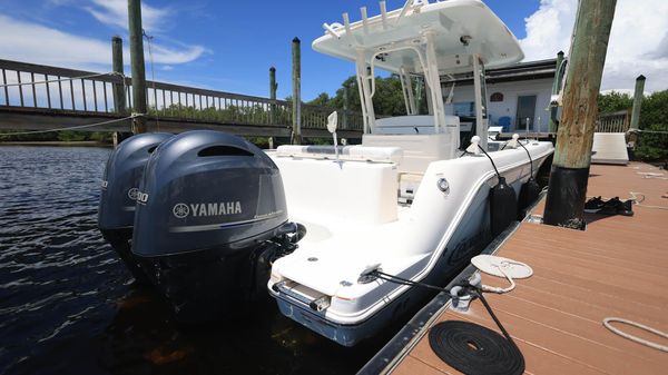 Robalo R272 Center Console 