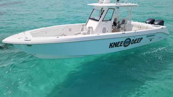 Everglades 325 Center Console