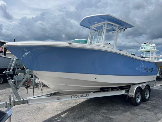 Robalo R230-CENTER-CONSOLE - main image