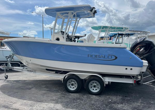 Robalo R230-CENTER-CONSOLE image