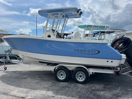 Robalo R230-CENTER-CONSOLE image