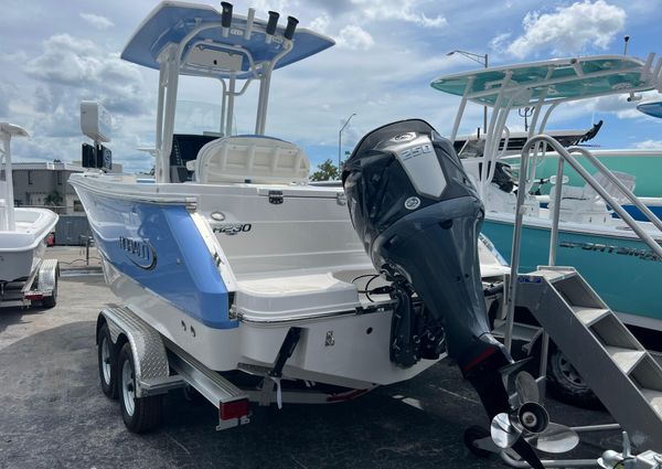 Robalo R230-CENTER-CONSOLE image